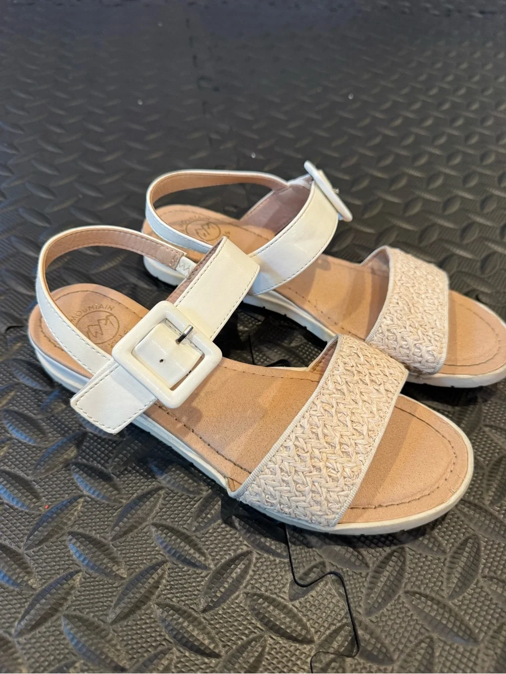 Junior Girls white mountain sandals sz 3
